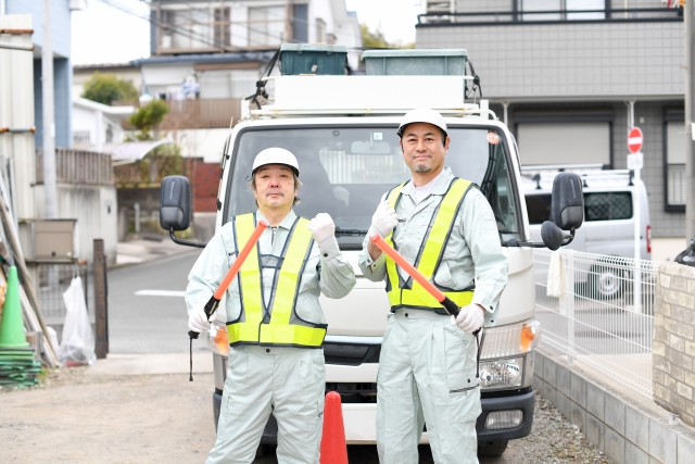 警備をする男性２人