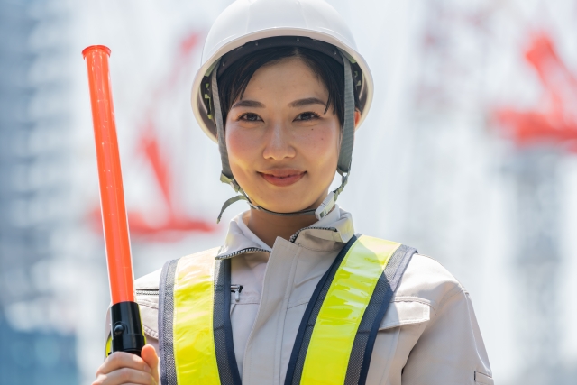 警備棒を持った女性