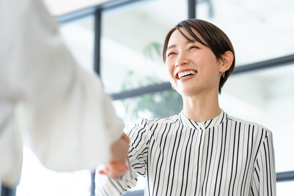 握手する女性