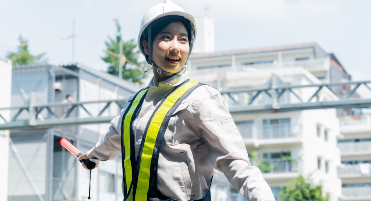 28094824_m 警備をする女性
